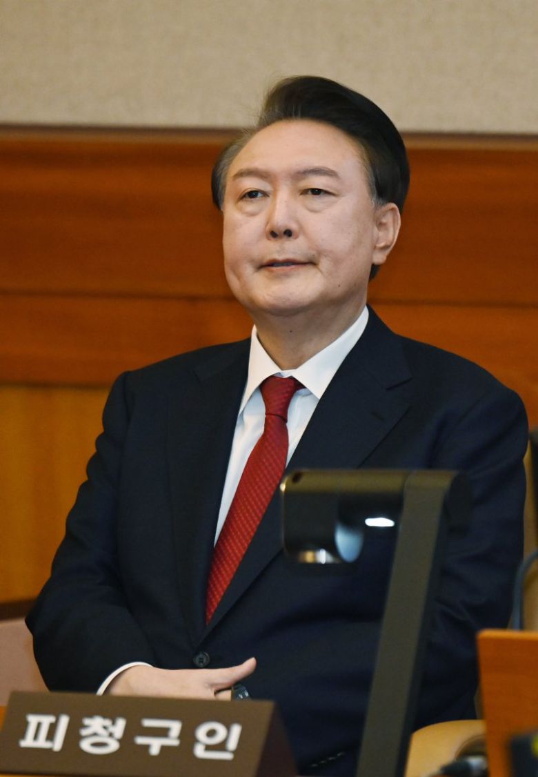 윤석열 대통령이 지난 6일 서울 종로구 헌법재판소 대심판정에서 열린 탄핵 심판 6차 변론에 출석해 생각에 잠겨 있다.(사진공동취재단) /사진=뉴시스