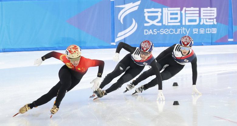 중국 하얼빈 헤이룽장 빙상훈련센터에서 열린 2025 하얼빈 동계 아시안게임 쇼트트랙 남자 500m 결승 경기에서 대한민국 박지원, 장성우, 중국 린 샤오쥔이 질주하고 있다. 뉴시스