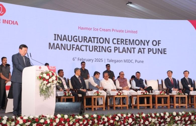 지난 6일 신동빈 롯데 회장(왼쪽 첫번째)이 인도 푸네시에서 열린 하브모어 신공장 준공식에서 축사를 하고 있다. 신공장은 롯데웰푸드가 2017년 하브모어를 인수한 이후 처음 증설한 생산시설이다. 롯데지주 제공