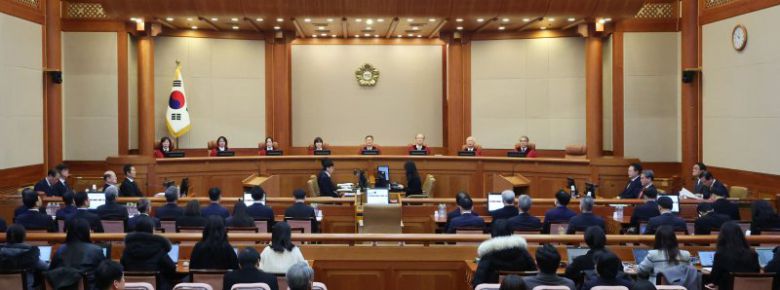 윤석열 대통령 탄핵 심판 6차 변론기일인 6일 서울 종로구 헌법재판소에 정계선(왼쪽부터), 김복형, 정정미, 이미선, 문형배, 김형두, 정형식, 조한창 헌재 재판관들이 심판정에 앉아 있다. [사진공동취재단] 연합뉴스