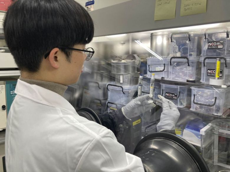 한국원자력연구원 중성자과학부 김형섭 박사팀이 재활용 공정을 통해 합성한 LFP 배터리를 테스트하고 있다. 원자력연구원 제공