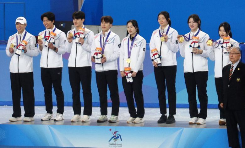 8일(현지 시간) 중국 하얼빈 헤이룽장 빙상훈련센터에서 열린 2025 하얼빈 동계 아시안게임 쇼트트랙 혼성 2000m 계주 시상식에서대한민국 대표팀 선수들이 금메달을 수상하고 있다. 뉴시스