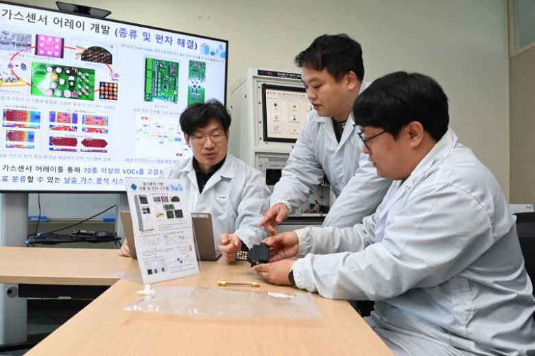 ETRI 연구진이 폐암 조기진단 시스템에 내장된 멀티모달 센서에 대해 논의하고 있다. ETRI 제공