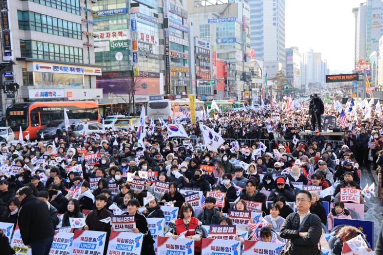 [천안=뉴시스] 11일 충남 천안에서 보수 성향 기독교 단체 세이브코리아가 주관한 윤석열 대통령 탄핵 반대집회에 경찰 추산 3~4천여명의 시민들이 참석했다. 2025.2.11 spacedust1@newsis.com *재판매 및 DB 금지 /사진=뉴시스