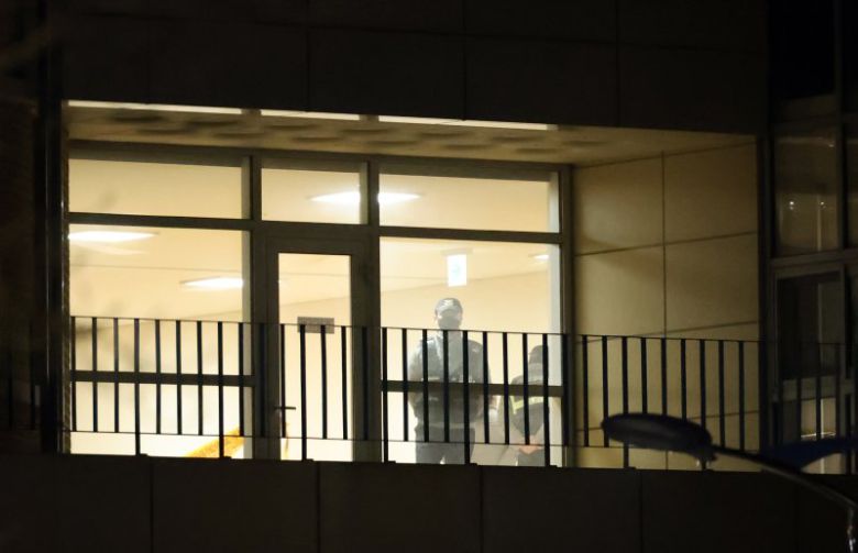 10일 오후 5시 50분께 대전 서구 한 초등학교에서 초등학교 1학년생인 A(8)양이 흉기에 찔려 심정지 상태로 발견됐으나 숨졌다. 현장에서는 돌봄교사 B(40대)씨도 자상을 입었으나 의식이 있는 상태로 발견돼 병원으로 옮겨졌다. 경찰은 B씨가 A양을 흉기로 찌른 뒤 자해한 것으로 보고 자세한 사고 경위를 조사하고 있다. 사진은 사건이 발생한 초등학교 2층 시청각실에서 현장검증하고 있는 경찰. 연합뉴스