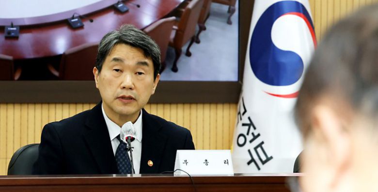 이주호 사회부총리 겸 교육부 장관이 11일 오후 세종시 정부세종청사에서 열린 사회관계장관회의에 앞서 지난 10일 대전의 한 초등학교 교사에 의해 사망한 김하늘 학생에 대한 대책마련과 추모 발언을 하고 있다. 뉴스1