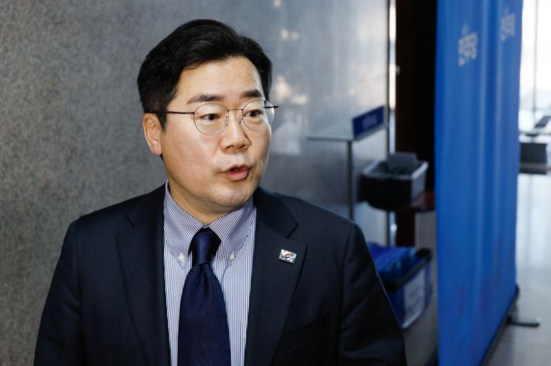 (서울=뉴스1) 안은나 기자 = 박찬대 더불어민주당 원내대표가 11일 오전 서울 여의도 국회에서 권성동 국민의힘 원내대표 교섭단체 대표연설에 대한 취재진 질문에 답하고 있다. 2025.2.11/뉴스1 /사진=뉴스1화상