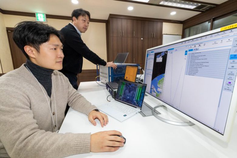 KT 직원들이 5G NTN 통신 기술을 시연하고 있다. KT 제공