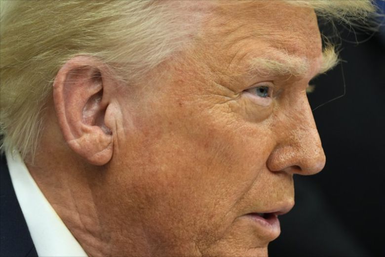 도널드 트럼프 미국 대통령이 미 정부윤리청의 수장인 데이비드 휘테마 청장을 해임했다고 11일 CNN이 보도했다. 사진은 트럼프 미국 대통령이 10일(현지 시간) 백악관 집무실에서 철강과 알루미늄 제품 관세 부과에 관한 포고문에 서명한 후 기자들에게 얘기하는 모습. 사진=뉴시스