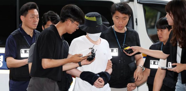 서울 은평구 소재 아파트 단지에서 같은 아파트 주민에게 일본도를 휘둘러 살해한 30대 남성 백 모씨가 1일 서울 마포구 서울서부지법에서 열린 살인 혐의 영장실질심사(구속 전 피의자심문)에 출석하고 있다. 사진=뉴시스