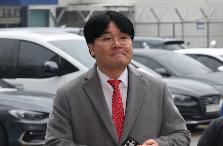 12일 오후 1시50분께 김건희 여사를 몰래 촬영한 영상을 보도한 혐의로 고발된 이명수 서울의소리 기자가 서울 서초경찰서에서 스토킹처벌법 위반 혐의 관련 조사를 받기 위해 피의자 신분으로 출석하고 있다. /사진=뉴스1화상