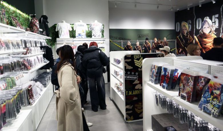 '입학용병'의 팝업스토어를 현지 팬들과 이용객들이 둘러보고 있다. 이번 팝업스토어에 진열된 굿즈는 약 100여종이다. 네이버웹툰 제공