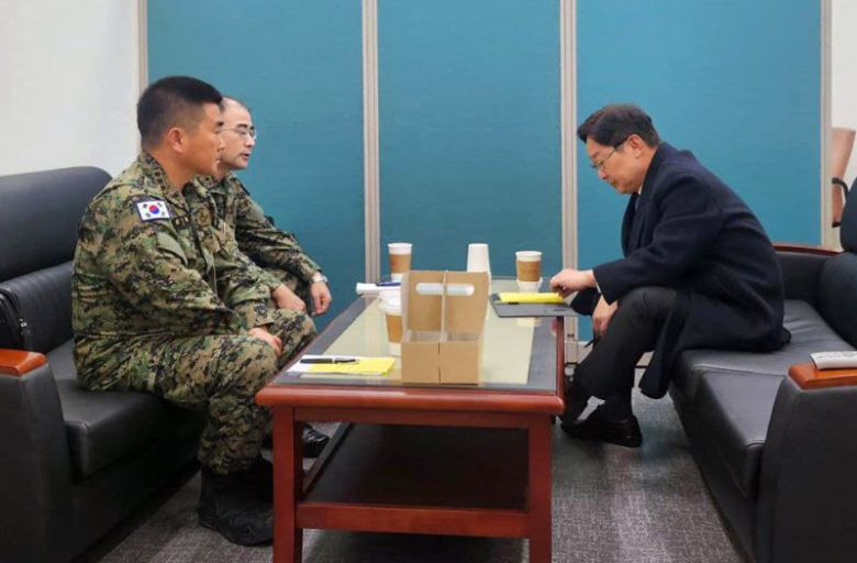 국회 국방위원회 소속 박범계(오른쪽) 더불어민주당 의원이 지난해 12월 10일 오후 서울 여의도 국회에서 곽종근 특전사령관, 김현태(왼쪽) 707특수임무단장과 면담하고 있다. (사진=박범계 의원 페이스북 캡처) /사진=뉴시스화상