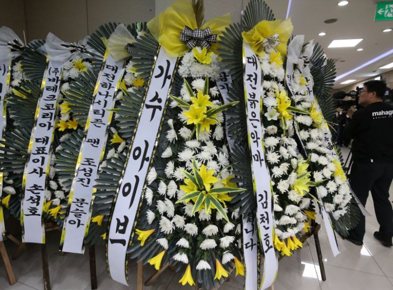 대전에서 학교 교사가 휘두른 흉기에 찔려 숨진 김하늘양의 빈소에 걸그룹 '아이브'가 보낸 근조화환이 놓여 있다. 김양의 아버지는 인터뷰중 "하늘이 꿈이 장원영이었다" 밝힌 바 있다. 뉴스1