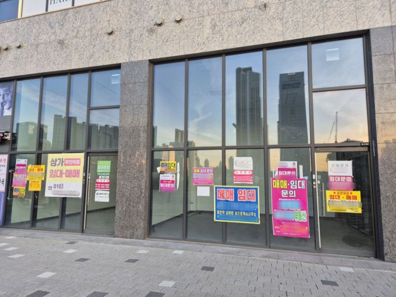 공실 상태인 동탄신도시의 한 1층 상가에 매매·임대 홍보물이 붙어있다. 사진=전민경 기자