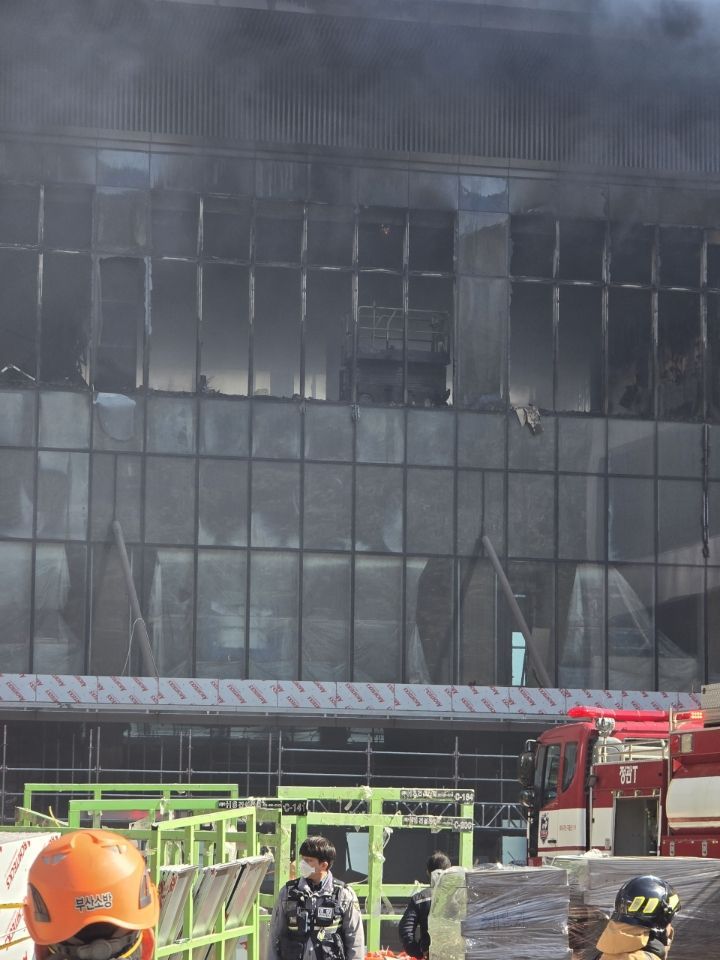 부산의 한 호텔 공사장에서 불이 나 6명이 숨지고 25명이 부상을 입었다. 부산경찰청 제공.