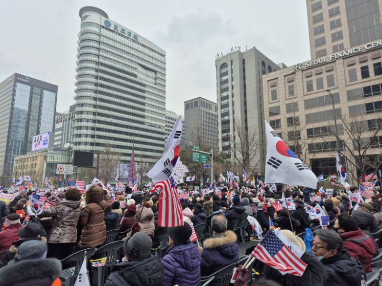 15일 서울 종로구 광화문 일대에서 열린 윤석열 대통령 탄핵반대 집회에서 참석자들이 태극기와 성조기를 흔들고 있다. 사진=장유하 기자
