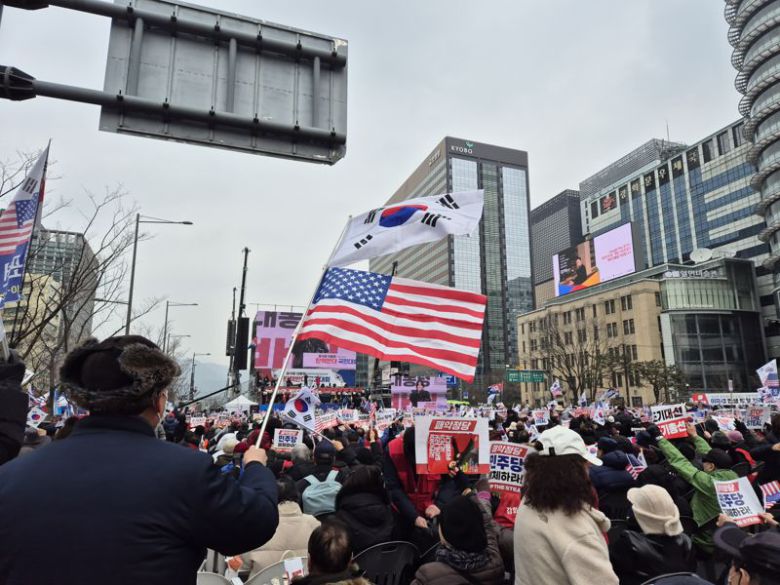 15일 서울 종로구 광화문 일대에서 열린 윤석열 대통령 탄핵반대 집회에서 참석자들이 태극기와 성조기를 흔들고 있다. 사진=장유하 기자