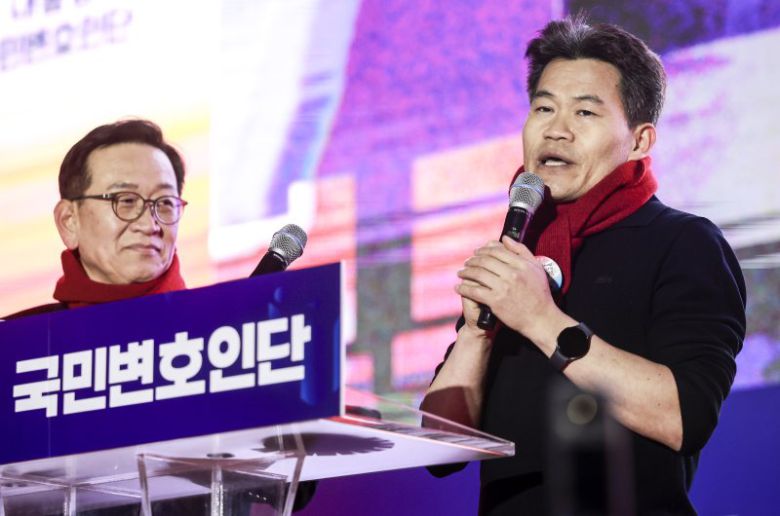 윤석열 대통령 국민변호인단 단장인 석동현 변호사와 한국사 강사 전한길씨가 13일 서울 중구 청계광장에서 열린 윤석열 대통령 국민변호인단 출범식에서 참가자들에게 인사를 하고 있다. /사진=뉴시스