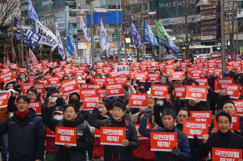 민주노총 울산지역본부가 주최한 전 조합원 탄핵 촉구 울산시민대회 15일 오후 4시부터 약 2시간 동안 울산 남구 삼산동 롯데백화점 울산점 앞에서 열렸다. 대회 참가자들이 윤석열 대통령 탄핵과 함께 국민의힘 해체를 요구하고 있다. 민주노총 울산지역본부 제공