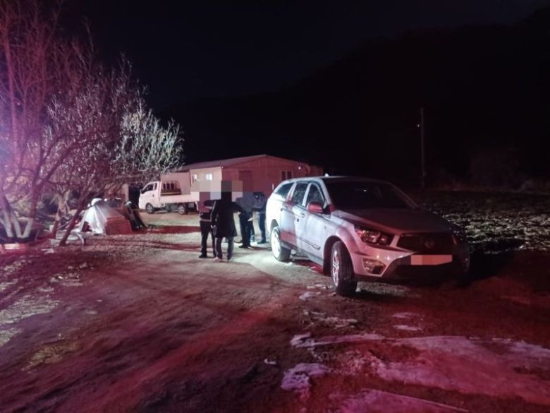 13일 오후 8시 43분쯤 경북 봉화군 봉화읍 화천리 한 단독 주택 마당에서 주차하던 픽업트럭이 70대 여성을 들이받았다. (경북소방본부 제공)