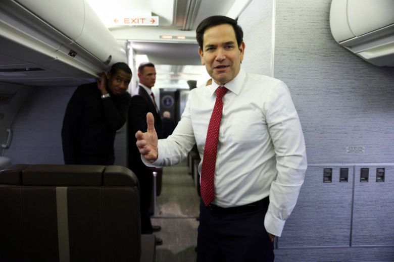마코 루비오 미국 외교장관이 13일(현지시간) 메릴랜드주 앤드루스 합동기지로 귀환하는 비행기에서 기자들과 대화하고 있다. 루비오 장관은 15일 세르게이 라브로프 러시아 외교장관과 전화회의로 우크라이나 평화협상, 미국의 가자지구 점령, 중동 문제를 비롯해 여러 국제 문제에 관한 양국 협력을 모색하기로 했다. 로이터 연합