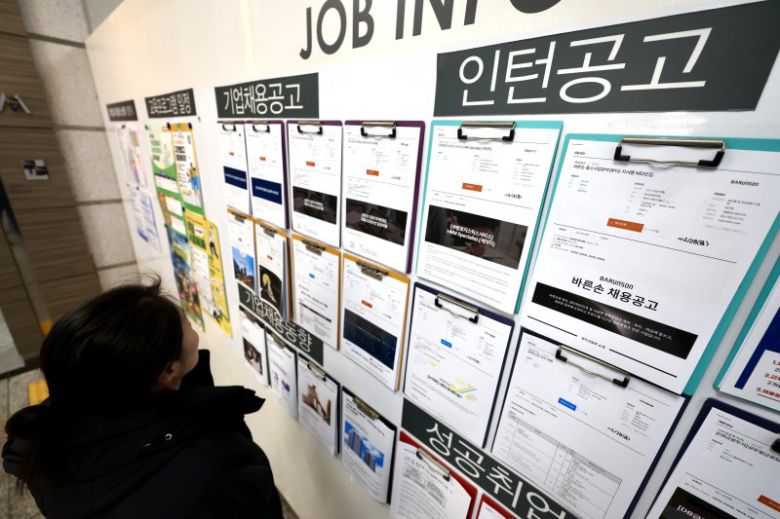 통계청에 따르면 15~29세 취업자 수는 2022년 11월 이후 2년 넘게 마이너스를 기록 중이다. 14일 오후 서울시내 한 대학교 채용게시판에 관련 공고가 게시돼 있다. 뉴시스