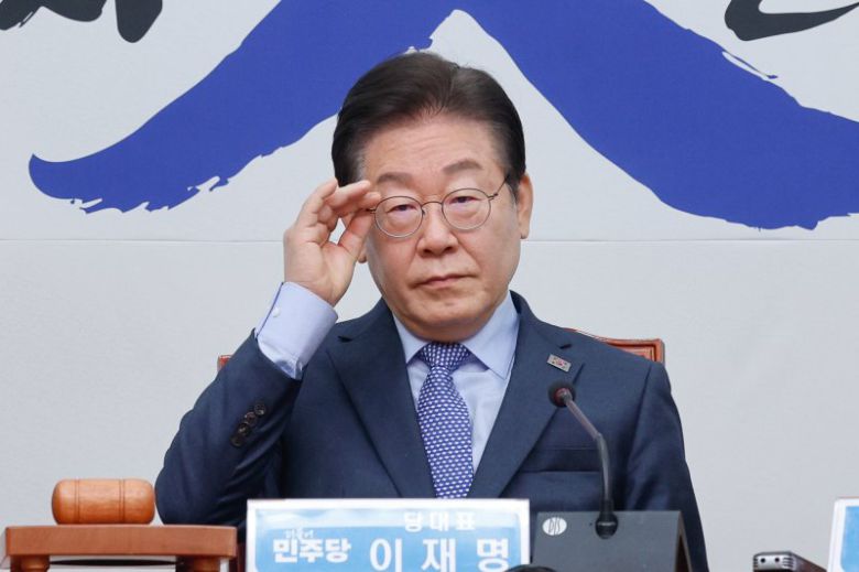 이재명 더불어민주당 대표가 14일 오전 서울 여의도 국회에서 열린 최고위원회의에 참석해 안경을 고쳐쓰고 있다. 뉴스1