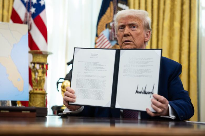 미국의 도널드 트럼프 대통령이 13일(현지시간) 미국 워싱턴DC 백악관에서 '상호관세' 행정명령에 서명한 뒤 이를 들어 보이고 있다.UPI연합뉴스