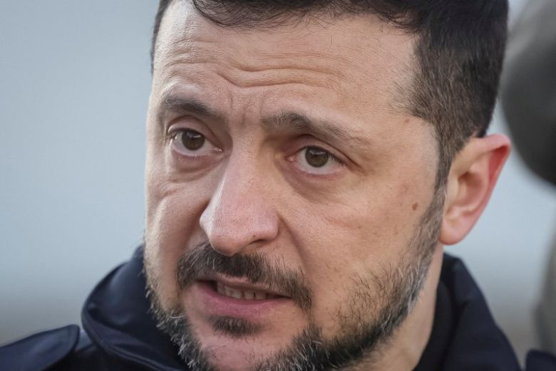 미국의 우크라이나 전쟁 과거 지원에 대한 보상으로 우크라이나가 보유한 희토류 채굴권 절반을 달라는 도널드 트럼프 미국 대통령의 요구를 볼로디미르 젤렌스키(사진) 대통령이 거절했다고 파이낸셜타임스(FT)가 15일(현지시간) 소식통들을 인용해 보도했다. 로이터 연합