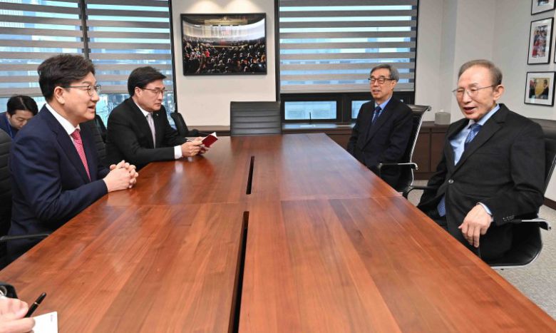 권성동 국민의힘 원내대표가 17일 오전 서울 서초구 이명박재단 사무실을 찾아 이명박 전 대통령과 대화를 하고 있다. (공동취재) /사진=뉴시스