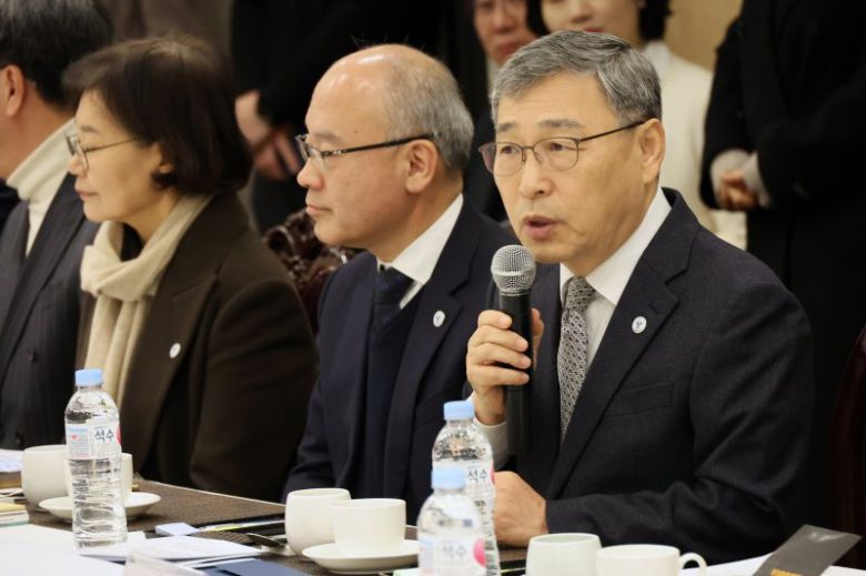 정근식 서울시교육감(오른쪽)이 17일 서울 여의도의 한 식당에서 열린 더불어민주당 서울특별시당-서울특별시교육청 교육정책협의회에서 발언하고 있다. 뉴시스