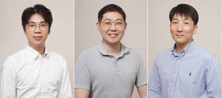 아주대 연구진이 반복적으로 구기거나 접었다 펴도 끄떡없는 전개형 전자장치를 개발했다. 왼쪽부터 한승용, 강대식, 고제성 아주대 교수. 아주대 제공