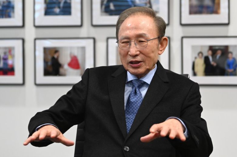 이명박 전 대통령이 17일 서울 서초구 청계재단을 찾은 국민의힘 권성동 원내대표와 대화하고 있다. [공동취재] /사진=연합뉴스