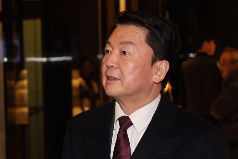 [서울=뉴시스] 권창회 기자 = 안철수 국민의힘 의원이 9일 오후 서울 여의도 한 식당에서 권영세 비상대책위원장과 중진의원들의 비공개 회동을 위해 이동하고 있다. 2025.02.09. kch0523@newsis.com <저작권자ⓒ 공감언론 뉴시스통신사. 무단전재-재배포 금지.> /사진=뉴시스화상