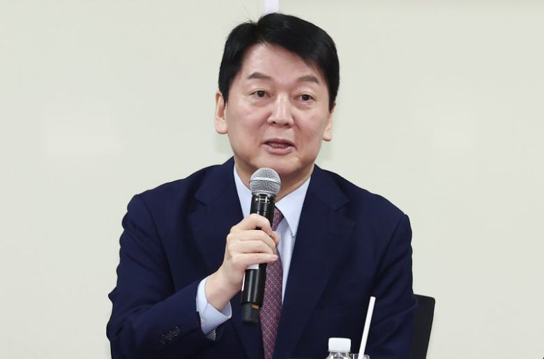 안철수 국민의힘 AI 3대강국 도약 특별위원장(가운데)이 지난 1월 31일 오후 서울 여의도 국회 의원회관에서 열린 'AI 3대강국 도약 특별위원회 긴급 간담회: 딥시크 여파에 따른 우리의 AI 대응전략'에서 인사말을 하고 있다./사진=뉴스1