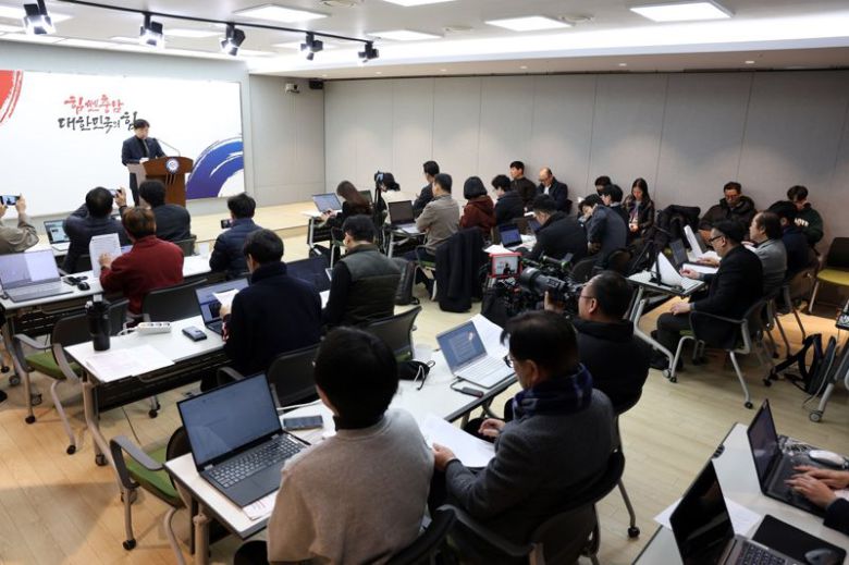 김종수 충남도 인구전략국장이 18일 충남도청 프레스센터에서 기자회견을 열고 ‘힘쎈충남 풀케어 돌봄정책 버전업’ 계획을 발표하고 있다.