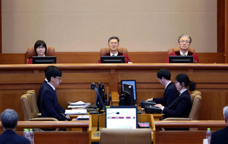 문형배 헌법재판소장 권한대행을 비롯한 재판관들이 18일 서울 종로구 헌법재판소에서 열린 윤석열 대통령 탄핵심판 9차 변론기일에 참석해 있다. [사진공동취재단] /사진=뉴시스