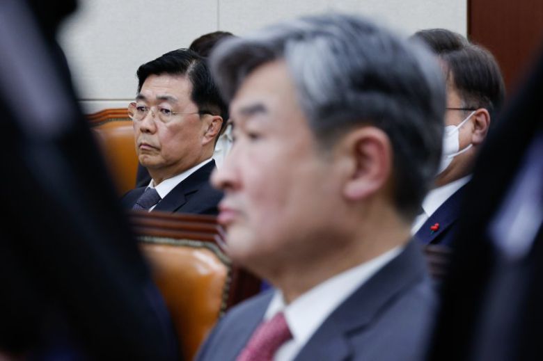 홍장원 전 국가정보원 1차장(왼쪽)과 조태용 국가정보원장이 22일 서울 여의도 국회에서 열린 윤석열 정부의 비상계엄 선포를 통한 내란 혐의 진상규명 국정조사 1차 청문회에 출석하고 있다. /사진=뉴스1