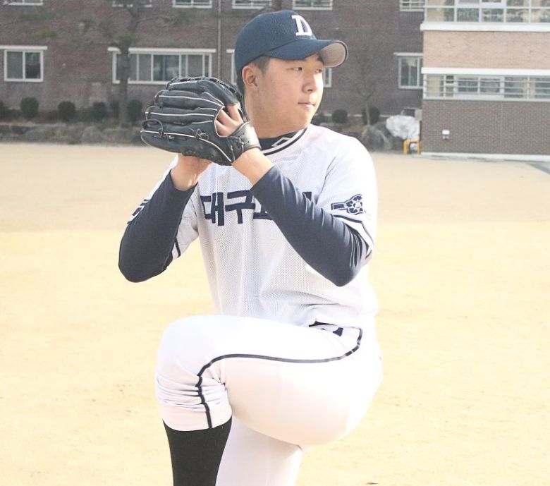 A조 대구고 3학년 김민준이 피칭연습을 하고 있다. 사진=전상일 기자