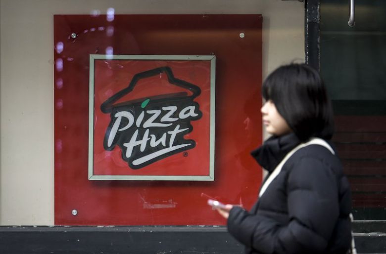 지난해 말 법원의 회생절차에 들어간 피자헛이 가맹점주들과의 차액가맹금 소송까지 패소 위기에 처하면서 악화일로를 걷고 있다. 서울시내 한 피자헛 매장 앞을 시민이 지나가고 있다. 뉴시스