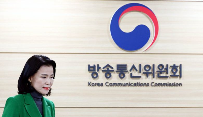 이진숙 방송통신위원회 위원장이 12일 경기도 과천시 방통위에서 열린 전체회의에 참석하고 있다. 연합뉴스