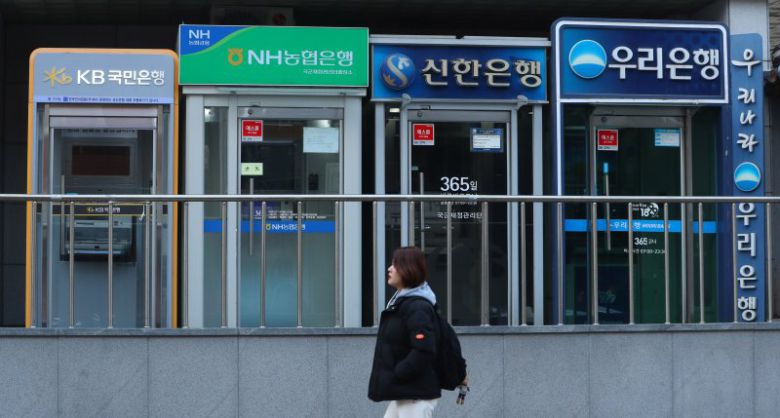 서울 시내 시중은행 ATM기 앞으로 시민들이 지나가고 있다. 뉴시스
