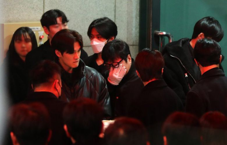 19일 오전 서울 송파구 서울아산병원 장례식장에서 열린 발인식에서 배우 김새론의 영정과 위패가 운구차로 옮겨지고 있다. 공동취재. 연합뉴스