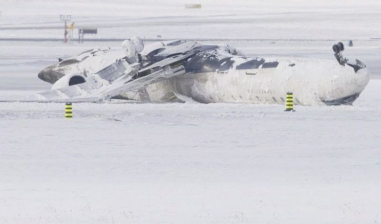 캐나다 토론토공항 활주로에 뒤집힌 델타항공 여객기. 연합뉴스