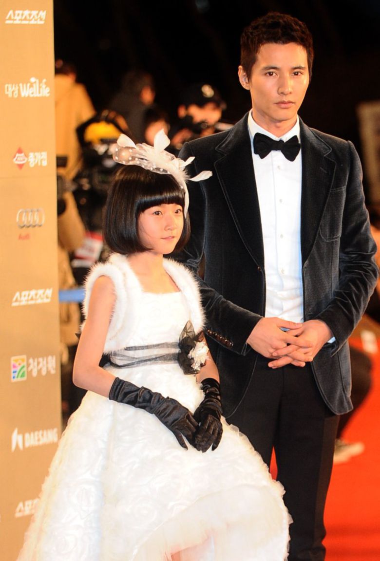 김새론(왼쪽), 원빈. 뉴시스