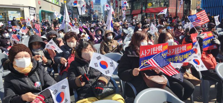 세이브코리아 주최로 열린 5차 국가 비상 기도회 '탄핵 무효·내란 선동 규탄 대구 국민대회' 참석자들이 '사기 탄핵 기각, 더불어민주당 해산' 등의 피켓과 구호를 외치고 있다. 김장욱 기자