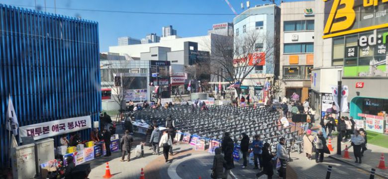 '세이브코리아'(SAVE KOREA)가 22일 오후 2시부터 동성로 옛 중앙파출소 앞 광장에서 5차 국가 비상 기도회 '탄핵 무효·내란 선동 규탄 대구 국민대회'를 개최키로 하고, 주최 측 관계자들이 집회를 준비하고 있다. 김장욱 기자