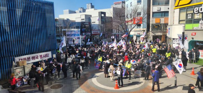 종교단체 세이브코리아'(SAVE KOREA)가 22일 오후 2시부터 중구 동성로 옛 중앙파출소 앞 광장에서 400여명이 참석한 가운데 5차 국가 비상 기도회 '탄핵 무효·내란 선동 규탄 대구 국민대회'를 개최했다. 김장욱 기자