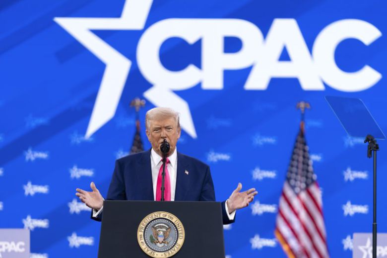 도널드 트럼프 대통령은 22일(현지 시간) 미국 메릴랜드주 옥슨힐에서 열린 보수정치행동회의(CPAC) 연례행사에서 연설하고 있다. 그는 70여분에 걸쳐 행한 연설에서 취임 1개월여 동안 실행한 다양한 정책과 그 진전을 열거했다. /사진=뉴시스                                    고든 창 변호사가 22일(현지시간) 미국 최대의 보수주의행사인 보수정치행동회의(CPAC)에서 도널드 트럼프 대통령의 소개에 자리에서 일어나 화답하고 있다. 사진=유튜브 캡쳐